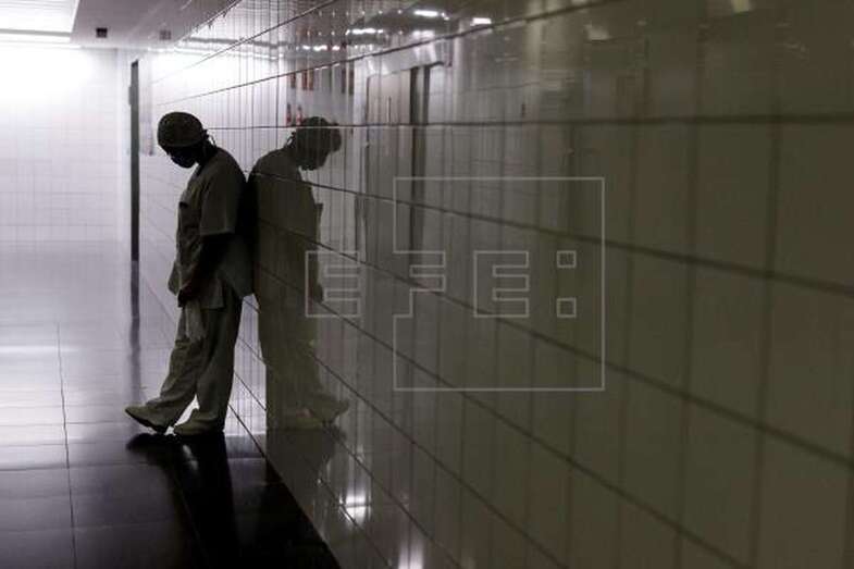 Un sanitario del Hospital Universitario de Canarias en un pasillo cercano a la UVI (Foto EFE / Ramón de la Rocha)